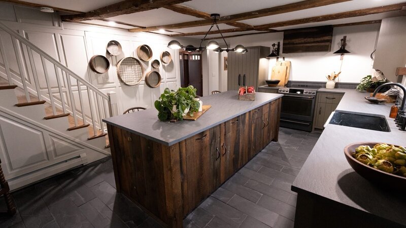 An after photo of the kitchen with the stairs in the background, as seen on Farmhouse Fixer, Season 3. – Bild: Warner Bros. Discovery