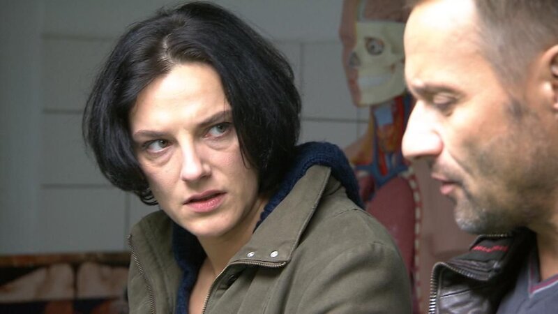 Gibt alles, um Kriminalfälle zu lösen: Sandra … – Bild: ProSieben/​SAT.1