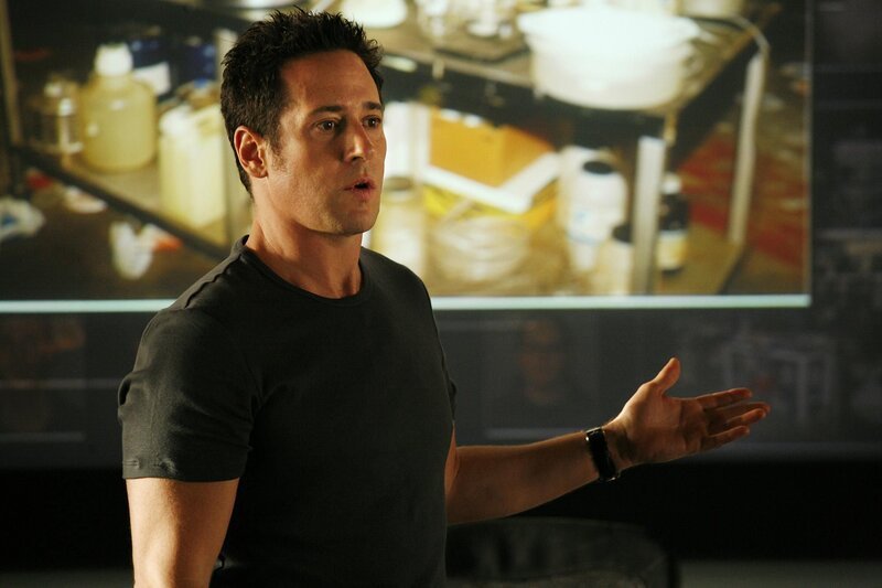 In einem Drogenlabor haben Don Eppes (Rob Morrow) und sein Team einen Hinweis gefunden, dass die rassistische Gruppierung „America Front“ einen Bombenanschlag auf eine Bank verüben wollen … – Bild: © Paramount Network Television