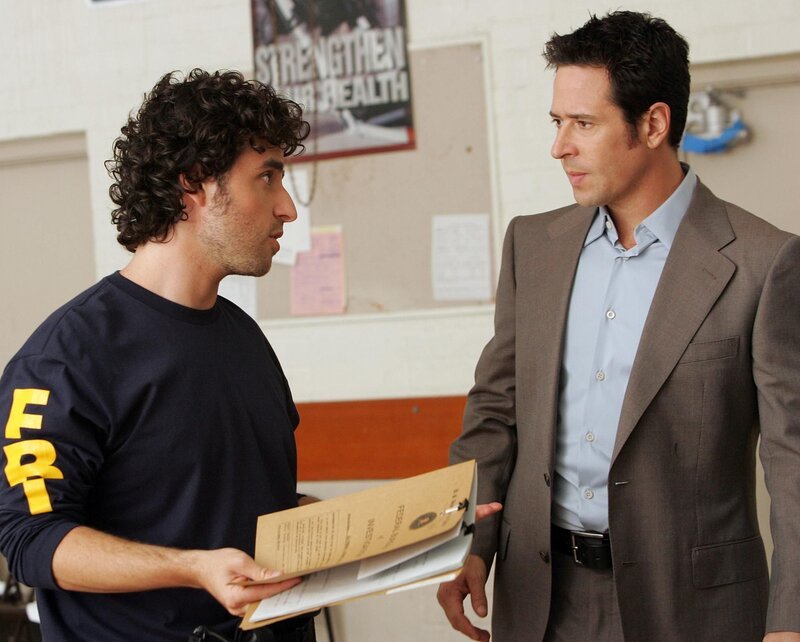 Mit Hilfe von seinem Bruder Charlie (David Krumholtz, l.) will Don (Rob Morrow, r.) einen neuen Mordfall aufdecken. Doch wird es ihnen gelingen? – Bild: © Paramount Network Television