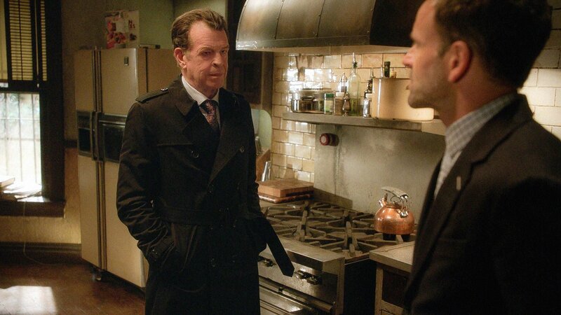 Sherlock (Jonny Lee Miller, l.) ist sich nicht sicher, ob er seinem Vater Morland (John Noble, r.) trauen kann … – Bild: CBS Broadcasting, Inc. /​ Tom Concordia