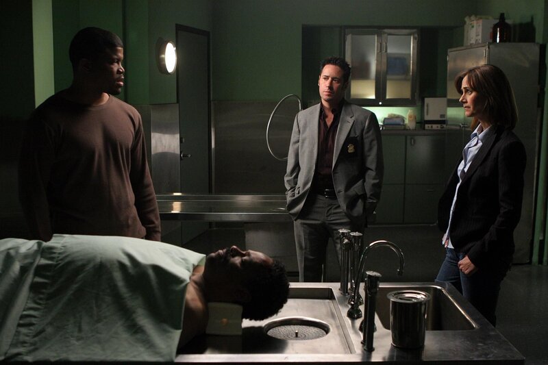 Ein neuer Mordfall beschäftigt Megan (Diane Farr, r.) und Don (Rob Morrow, M.). Doch hat Clay Porter Jr. (Sharif Atkins, l.) etwas damit zu tun? – Bild: © Paramount Network Television