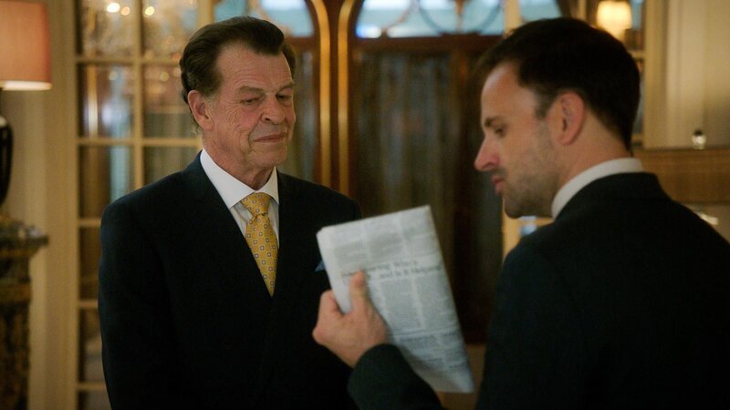 Sherlock (Jonny Lee Miller, r.) hilft seinem Vater Morland (John Noble, l.) bei einer Arbeitsangelegenheit, damit dieser schnellstmöglich wieder nach Hause fährt … – Bild: CBS Broadcasting, Inc.
