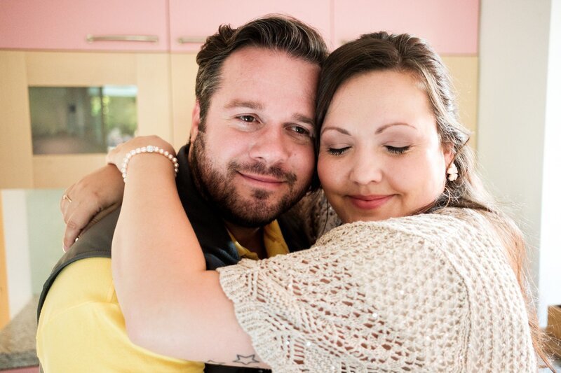 Nadine (Sarah Victoria Schalow) und Klaus (Ben Engel) versöhnen sich. Die Verwendung des sendungsbezogenen Materials ist nur mit dem Hinweis und Verlinkung auf RTL+ gestattet. – Bild: RTL /​ Stefan Behrens /​ Folge 20
