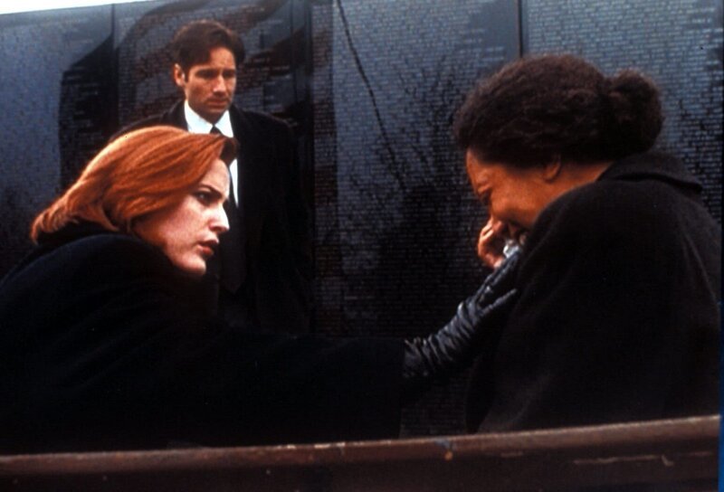Scully (Gillian Anderson, l.) und Mulder (David Duchovny, M.) verhören eine völlig verstörte Witwe eines in Vietnam gefallenen Soldaten. – Bild: ProSieben MAXX