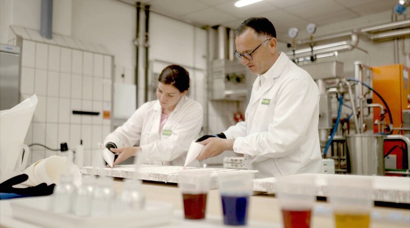 Die KATJES-Produktküche in Emmerich. – Bild: WDR/​sagamedia GmbH/​Anja Booth