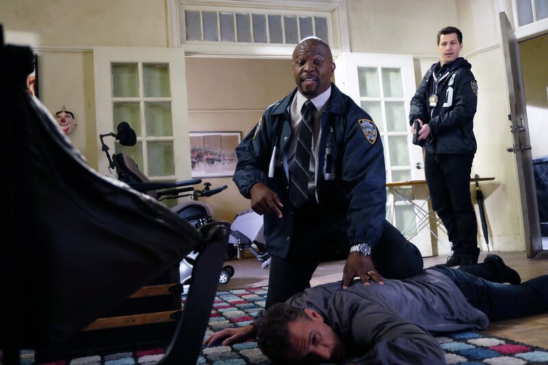 Terry Jeffords (Terry Crews, l.); Jake Peralta (Andy Samberg, r.) – Bild: John P. Fleenor /​ UNIVERSAL TELEVISION LLC