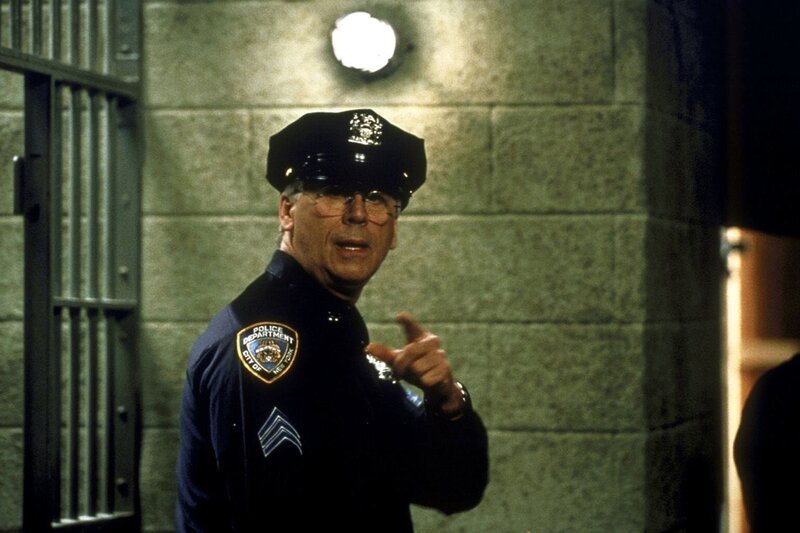 Bürgermeister Winston (Barry Bostwick) ist im Gefängnis als Polizeibeamter getarnt … – Bild: ProSieben Media AG