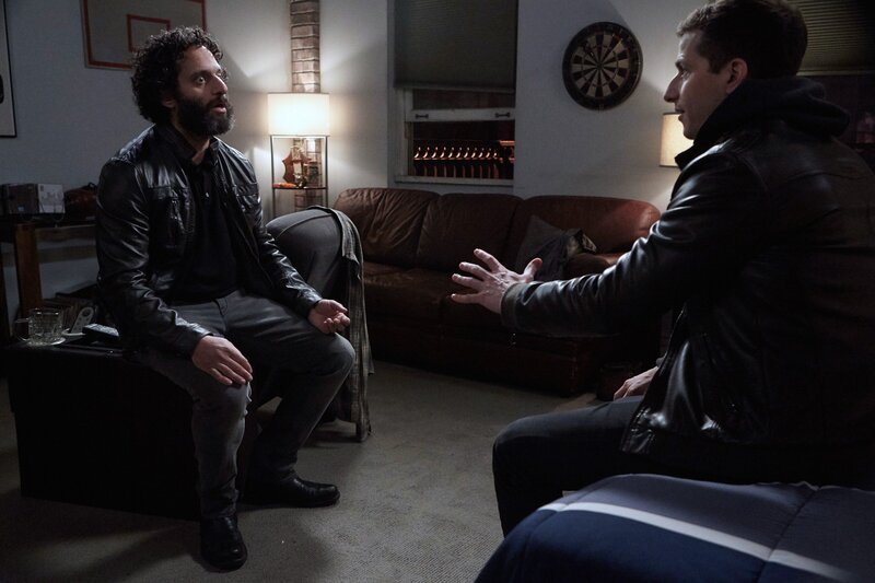 Adrian Pimento (Jason Mantzoukas, l.); Jake Peralta (Andy Samberg, r.) – Bild: UNIVERSAL TELEVISION LLC