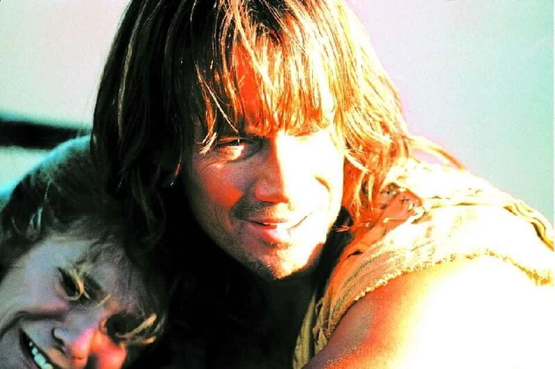 Hercules (Kevin Sorbo) beschützt eine in Tränen aufgelöste junge Frau. – Bild: Tele 5