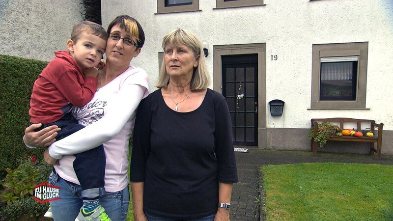 Nina (li.) mit Sohn Jayden und Mama Katharina – Bild: RTL II