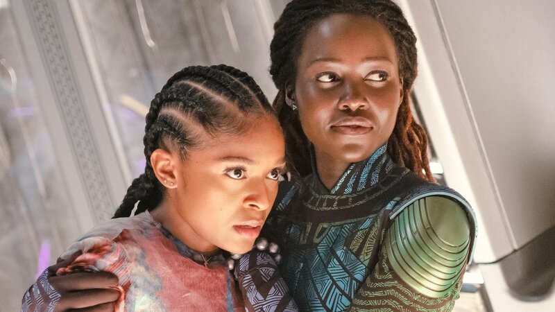 Riri Williams (Dominique Thorne, l.); Nakia (Lupita Nyong’o, r.) – Bild: Marvel Lizenzbild frei