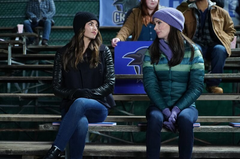 Lucy Lane (Jenna Dewan, l.); Lois Lane (Bitsie Tulloch, r.) – Bild: The CW Network, LLC. All Rights Reserved /​ and TM DC Warner Bros. Ent. Inc. /​ Shane Harvey