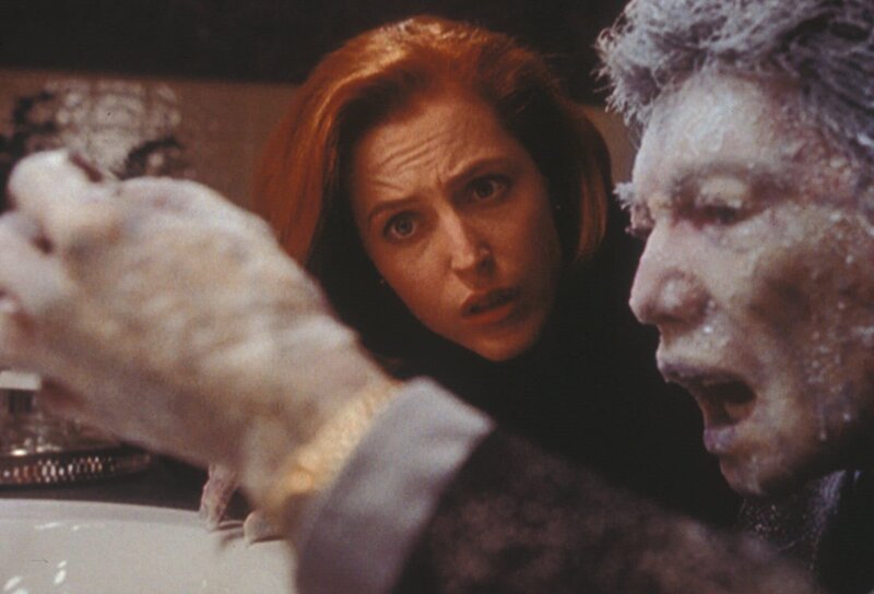 Fassungslos betrachtet Scully (Gillian Anderson, l.) die zu einem Eisblock erstarrte Leiche des Wissenschaftlers Dr. Yonechi (Hiro Kanagawa, r.) … – Bild: ProSieben MAXX