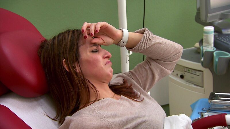 Eine frischgebackene Mutter wird mit Fieber und Unterleibsschmerzen in die Klinik gebracht. Was verheimlicht sie vor ihrer konservativen Mutter? – Bild: RTLZWEI – Recht zum Abdruck/​Darstellung zeitlich/​sachlich beschränkt auf die Bewerbung der Sendung