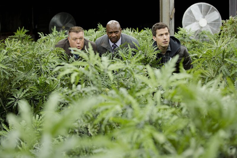 (v.l.n.r.) Scully (Joel McKinnon Miller); Terry Jeffords (Terry Crews); Jake Peralta (Andy Samberg) – Bild: John P. Fleenor /​ UNIVERSAL TELEVISION LLC