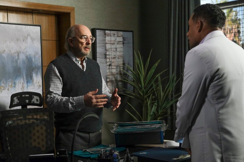 Dr. Aaron Glassman (Richard Schiff, l.), Dr. Marcus Andrews (Hill Harper) – Bild: RTL