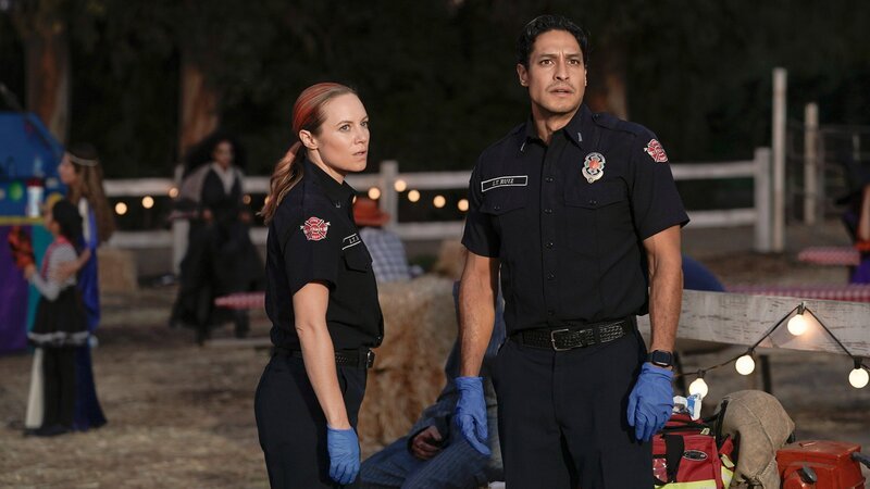 Station 19 Staffel 6 Folge 4 Reagieren auf einen Notruf: Danielle Savre als Maya Bishop, Carlos Miranda als Theo Ruiz – Bild: SRF/​Motion Picture/​ABC Signature