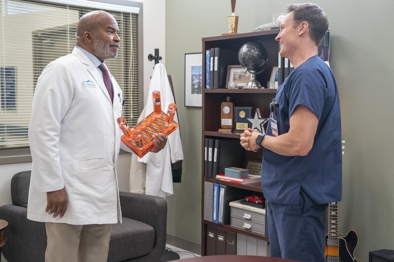 (l-r) David Alan Grier als Dr Ron, Josh Lawson als Dr Bruce – Bild: Universal Television LLC. All rights reserved. /​ Ron Batzdorff