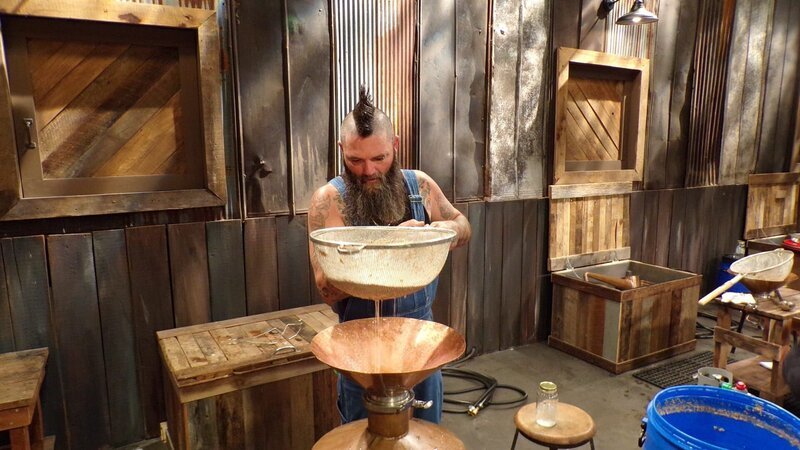 Jason sifting mash – Bild: Warner Bros. Discovery
