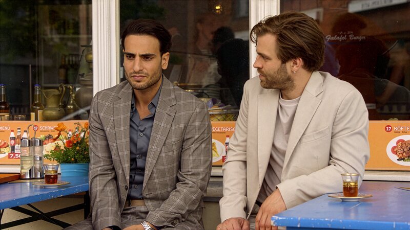 Julian (Onno Buß, r.) geht einen Schritt auf Nihat (Timur Ülker) zu. – Bild: RTL /​ Closer