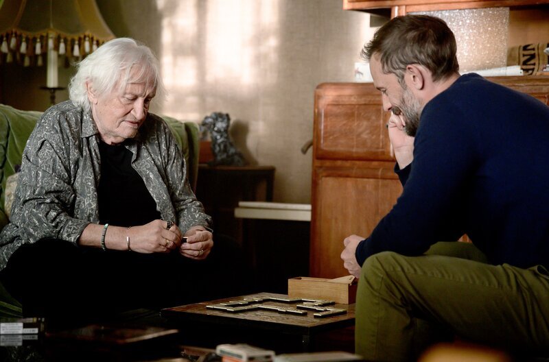 Adrien (Nicolas Duvauchelle, re.) und Albert (Niels Arestrup, li.) gönnen sich zwischen den Interviews eine kleine Pause. – Bild: Nicolas Roucou