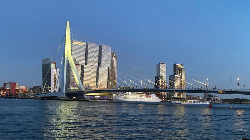 Rotterdams Skyline mit Erasmusbrücke und moderner Architektur Rotterdam gilt mit seiner modernen Skyline auch als das „Manhattan an der Maas“. – Bild: WDR/​Carolin Wagner