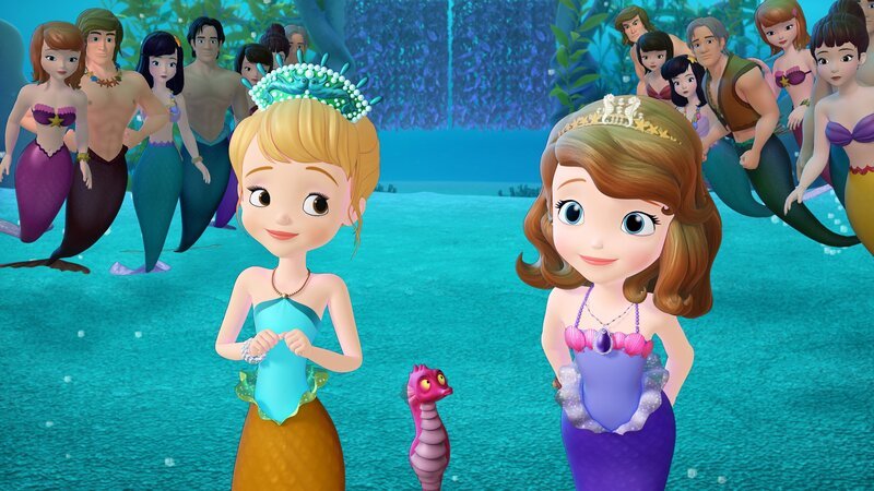 „Disneys Sofia die Erste“, „Sofia die Erste und die Meerjungfrauen (1).“ Während Sofia mit ihrer Familie auf dem prunkvollen königlichen Schiff Urlaub macht, begegnet ihr zufällig die Meerjungfrau Oona. Für gewöhnlich misstrauen Meerjungfrauen den Menschen und halten sich von ihnen fern. Sofia aber gewinnt schnell Oonas Zuneigung und die beiden werden beste Freundinnen. Da versteht es sich von selbst, dass ihr Oona zeigt, wo sie eigentlich lebt. Noch ahnt niemand, in welch großer Gefahr Oonas wunderschöne Unterwasserwelt bald schwebt. – Bild: Disney /​ The Walt Disney Company Germany