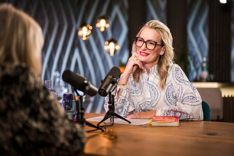 Monika Gruber (r.) und Alice Schwarzer – Bild: ServusTV /​ Sebastian Marko