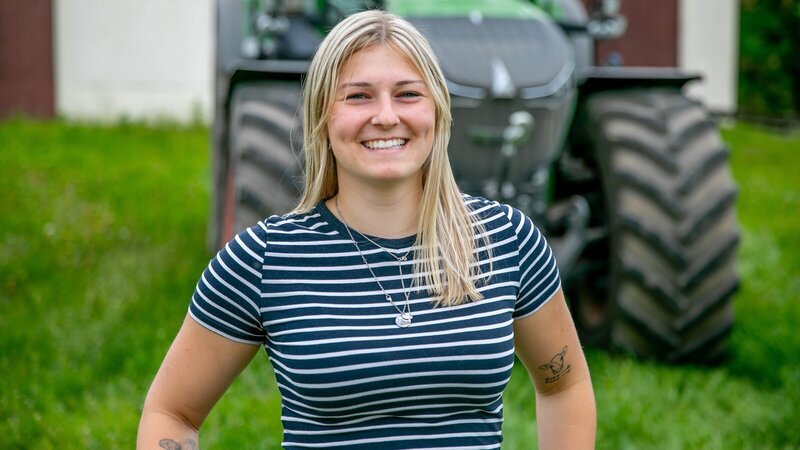 Jungbäuerin Lucy Schmidt lebt für die Landwirtschaft. – Bild: ZDF