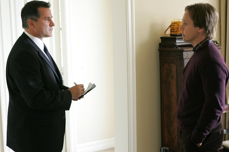 Jack Malone (Anthony LaPaglia l.) und Lawrence Pierce (Chad Lowe) – Bild: RTL /​ Warner Bros. Entertainment, Inc. /​ Eine unglückliche Familie