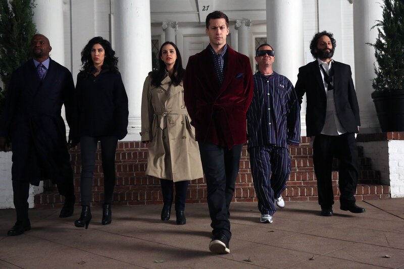 (v.l.n.r.) Terry Jeffords (Terry Crews); Rosa Diaz (Stephanie Beatriz); Amy Santiago (Melissa Fumero); Jake Peralta (Andy Samberg); Charles Boyle (Joe Lo Truglio); Adrian Pimento (Jason Mantzoukas) – Bild: John P. Fleenor /​ UNIVERSAL TELEVISION LLC