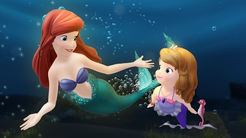 SOFIA THE FIRST – „Sofia the First: The Floating Palace“ – Sofia and her family take to the high seas for a royal vacation in the first-ever „Sofia the First“ primetime special, „Sofia the First: The Floating Palace,“ premiering SUNDAY, NOVEMBER 24 (7:00 p.m., ET/​PT) on Disney Channel and THURSDAY, NOVEMBER 28 (7:00 p.m., ET/​PT) on the 24-hour Disney Junior channel. The undersea adventure, in which Sofia is magically transformed into a mermaid, features a special appearance by Princess Ariel from „The Little Mermaid,“ voiced by Disney Legend Jodi Benson who reprises her iconic role from the animated film. The special also introduces a new character named Oona, a young mermaid voiced by Kiernan Shipka („Mad Men“). (DISNEY JUNIOR) PRINCESS ARIEL, PRINCESS SOFIA – Bild: Disney /​ The Walt Disney Company Germany