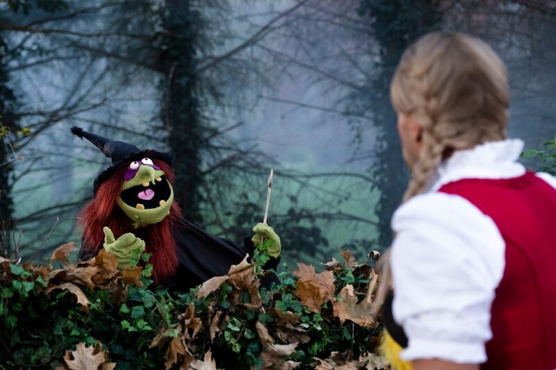 Woozle beschließt, trotz des Regens draußen an seinem Abstandsmesser 3001 zu arbeiten und findet dort: eine Hexe! – Bild: SUPER RTL /​ Annette Etges /​ Ein märchenhafter Spuk