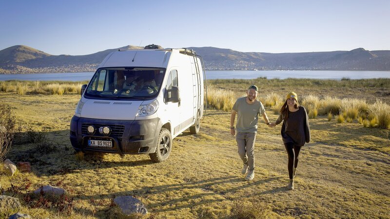 Freies Stehen mit ihrem Camper bei Puno am Titicacasee. Für Sebastian und Svenja erfüllt sich ihr Traum vom Vanlife in Südamerika. – Bild: SRF/​ZDF/​Hans Jakobi
