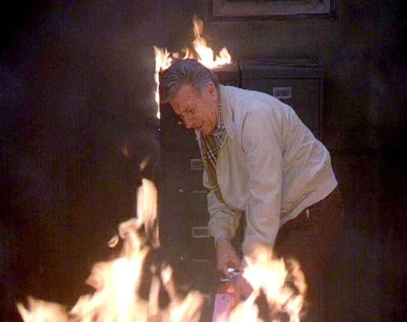 Verzwifelt versucht Quincy (Jack Klugman) die Flammen zu löschen. – Bild: RTLup
