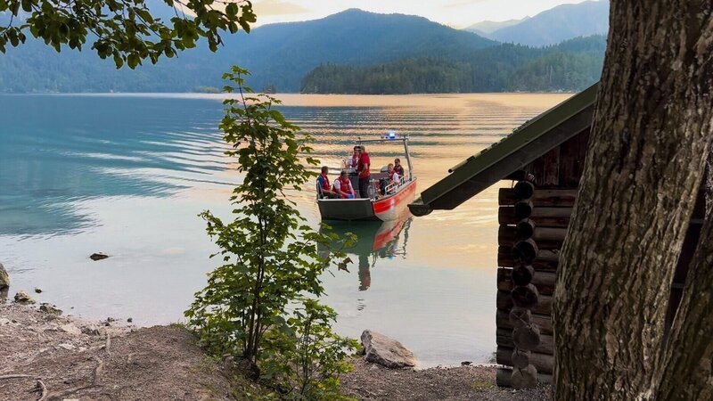 Einsatz Bergwacht Grainau am Eibsee. – Bild: ORF/​BR/​Timeline Production