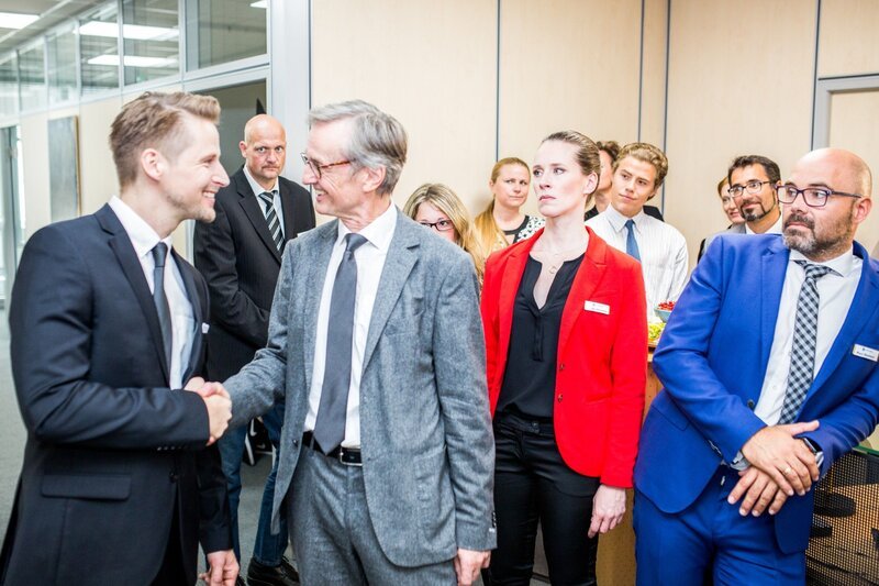 Heike (Katrin Höft) ist zutiefst schockiert, als Florian Berger (Bastian Semm, l.) als neuer Filialleiter vorgestellt wird. Dr. Brink (Andreas Engelmann, 2.v.l.), Paul Stempel (Victor Mertin, r.) – Bild: RTL /​ Dennis Alexander Hundt /​ Folge 22