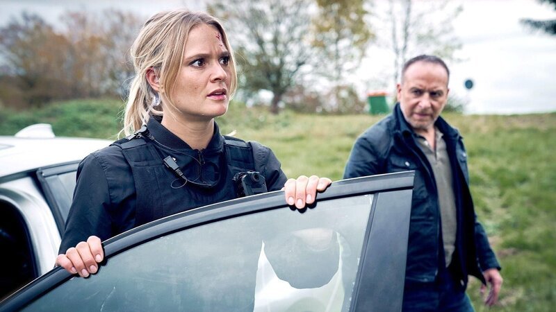 Bei der Verfolgung eines verdächtigem LKWs landen Vicky (Pia Stutzenstein) und Semir (Erdogan Atalay) in einer Wiese. Doch das ist noch lange nicht das Ende der Verfolgunsjagd. – Bild: RTL