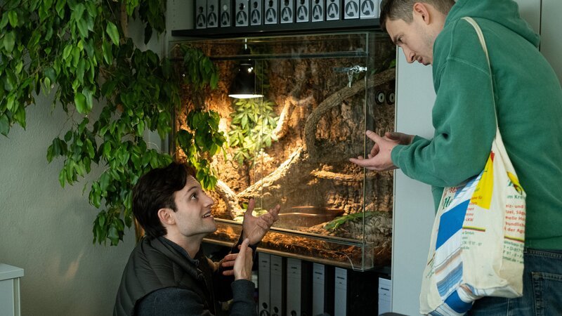 Korbi (Nick Romeo Reimann, l.) und Wolke (Willi Sellmann) – Bild: RTL /​ Ella Knorz