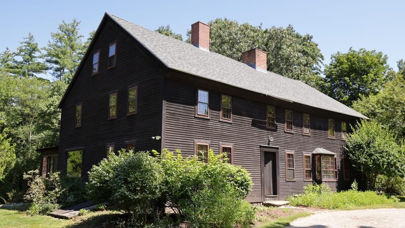 A before photo of the front exterior of the house, as seen on Farmhouse Fixer, Season 3. – Bild: Warner Bros. Discovery