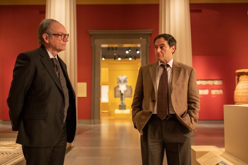 Dopesick Staffel 1 Folge 4 Teufel getarnt als Philanthropen: Lawrence als Raymond Sackler, Michael Stuhlbarg als Richard Sackler – Bild: SRF/​Motion Picture/​20th Television