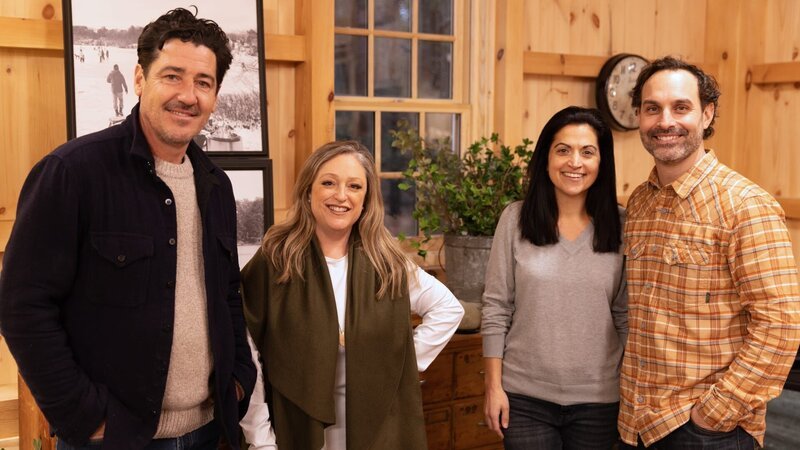 A reveal photo of the homeowners with Jonathan Knight and Kristina Crestin, as seen on Farmhouse Fixer, Season 3. – Bild: Warner Bros. Discovery