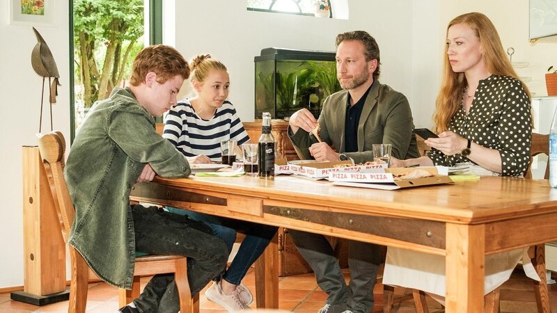 Tina (Franziska Arndt, r.) wird sauer, als sie sieht, mit wem Leon (Leon Seidel, l.) die ganze Zeit getextet hat. Hannah (Katharina Gieron), Christian (Sascha Rotermund) – Bild: RTL