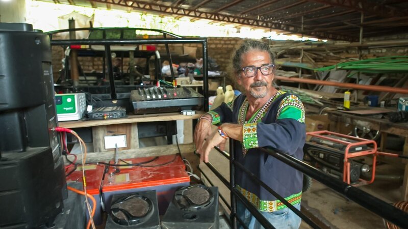 Heino leans against his newly built party tuk tuk, friendly face – Bild: Warner Bros. Discovery