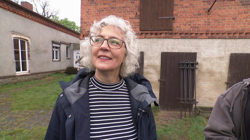 Sybille – Bild: RTL /​ Ein windiger Hof mit Friesenwall und neuen Wegen