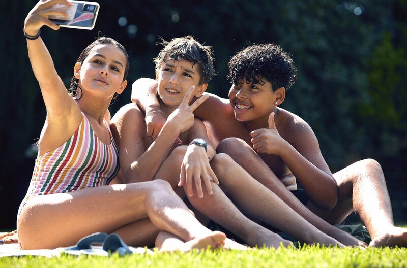 Unbekümmert macht Manuela (Aina Martínez) ein Selfie mit ihren Freunden Pol (Ot Serra Bas) und Steven (Nael Gamell Orejuela, v.l.). – Bild: SWR /​ Distinto Films /​ Quim Vives