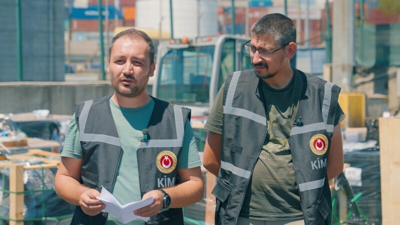 Luxury handbags are found on a Russian passenger. A container is inspected at Ambarlı. E-cigarettes are seized from a passenger traveling to Cyprus. – Bild: Warner Bros. Discovery