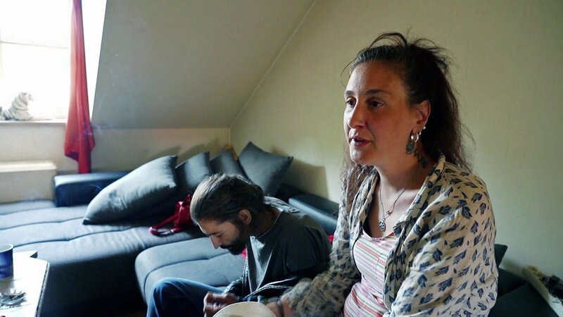 Jasmin wird mit einem Heroinersatzstoff substituiert, doch die 39-Jährige ist dazu auch noch schwer alkoholabhängig. Sie plant eine Entgiftung und eine Therapie.. – Bild: RTLZWEI