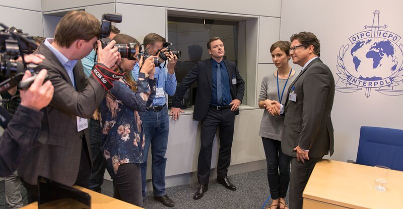 Julia Koschitz (Juliette Pribeau), Francis Fulton-Smith (Interpol-Präsident Benjamin Noble). – Bild: Verwendung honorarfrei zur Programmberichterstattung bzw. für die redaktionelle Berichterstattung in Zusammenhang mit oben genannter Sendung, Veranstaltung etc. Bei Veröffentlichung ist in jedem Fall der angeführte Fotocredit wiederzugeben. Für andere Ver Julia Koschitz (Juliette Pribeau), Francis Fulton-Smith (Interpol-Präsident Benjamin Noble). – Bild: Verwendung honorarfrei zur Programmberichterstattung bzw. für die redaktionelle Berichterstattung in Zusammenhang mit oben genannter Sendung, Veranstaltung etc. Bei Veröffentlichung ist in jedem Fall der angeführte Fotocredit wiederzugeben. Für andere Ver